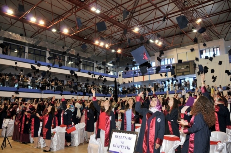 Sağlıkçılar Diplomalarını Aldı