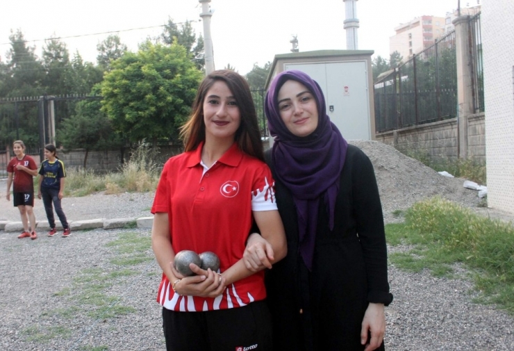 Dünya 3.’sü Kızına Destek Vermek İçin Bocce’ye Başladı