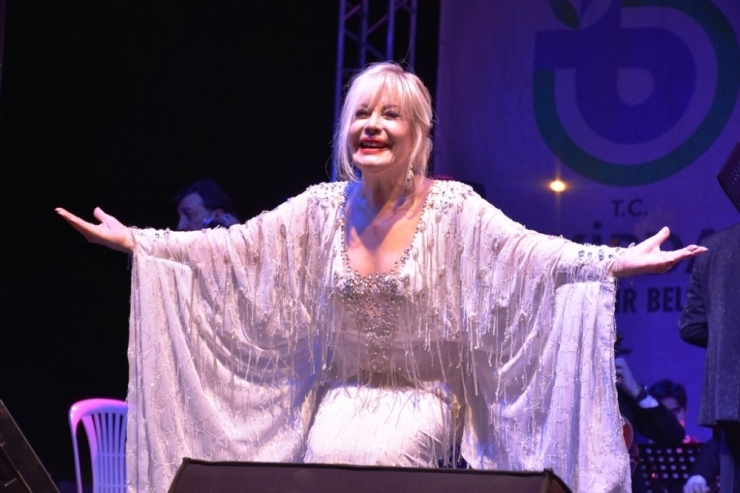 Kiraz Festivali, Emel Sayın’ın Konseriyle Sona Erdi