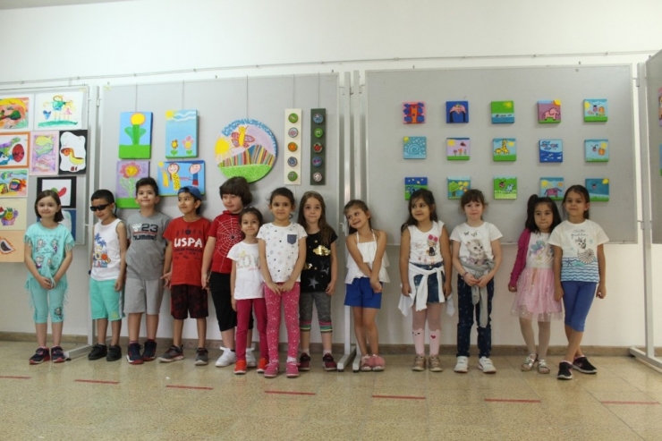Minik Ressam 6 Yaşında İlk Sergisini Açtı