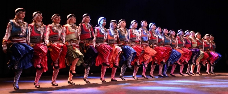 İlkokul Öğretmenlerinden Halk Oyunları Gösterisi