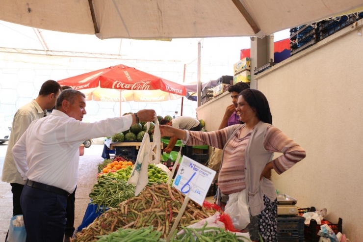 Başkan Kayalı, Pazar Yerinde Bez Çanta Ve File Dağıttı