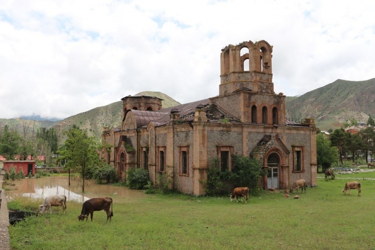 Kilisenin Bahçesi Yağmur Sularıyla Doldu