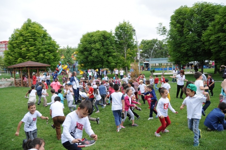 Çocuklar Oyunlarını Dünyanın Merkezinde Oynadı