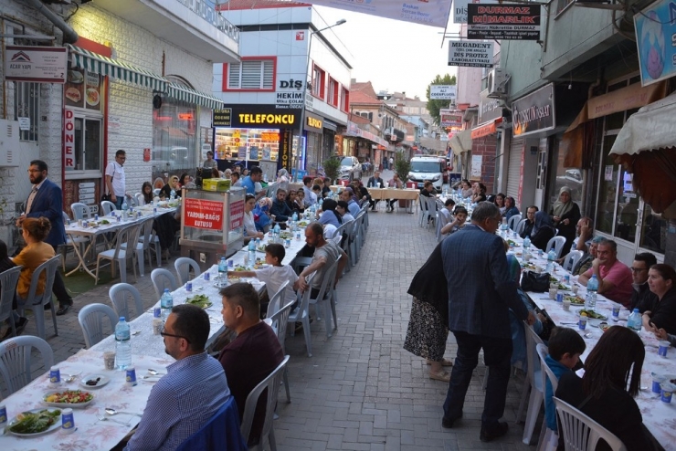 Uşak Diyabetliler Derneği Üyeleri İftarda Bir Araya Geldi