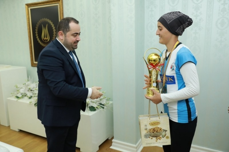 Şampiyon Öğrenciler Kupayı Başkan Aktepe’ye Takdim Etti