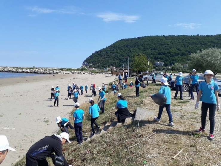 Öğrenciler, Park Ve Sahilde Çöp Topladı