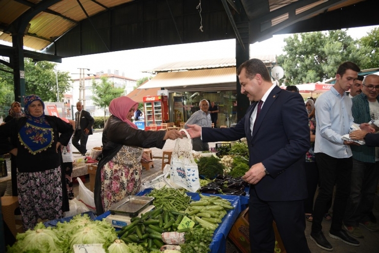 Başkan Ve Minikler Bez Torba Dağıtarak Çevre Gününe Dikkat Çekti
