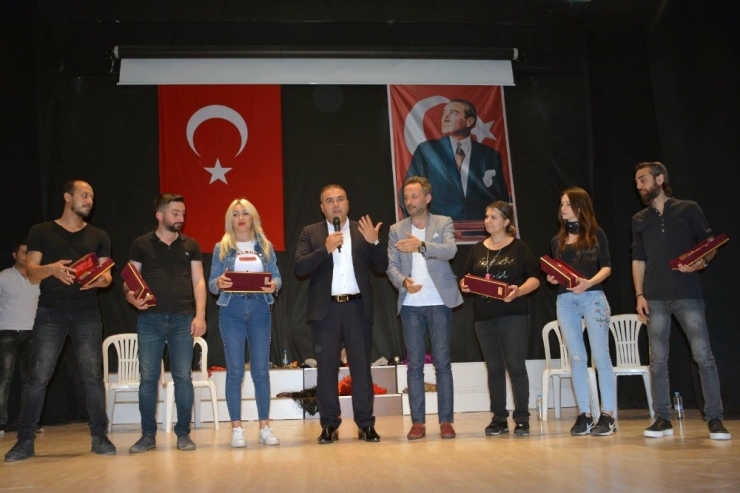 Belediye Başkanı Erener, Tiyatro Sahnesinde Yer Aldı