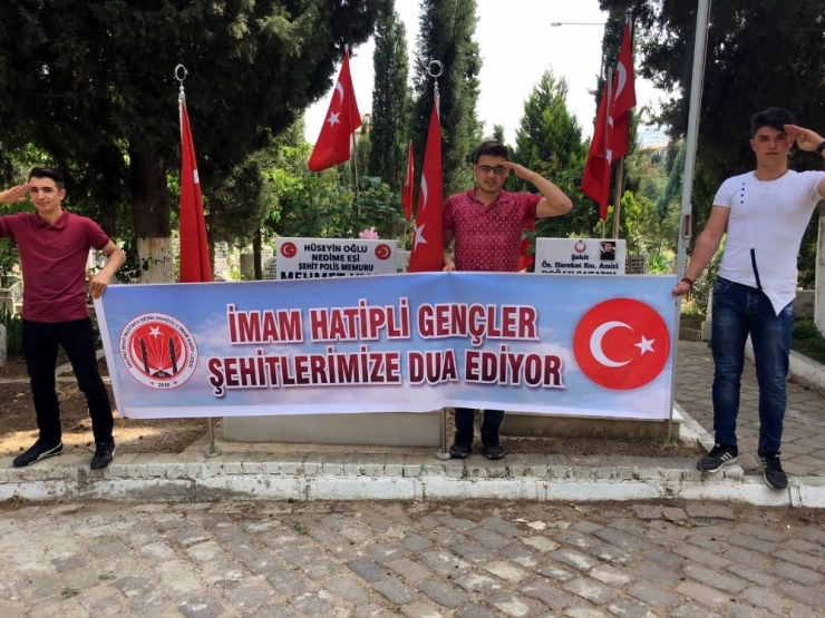 Lise Öğrencileri Şehitler İçin Dua Ediyor