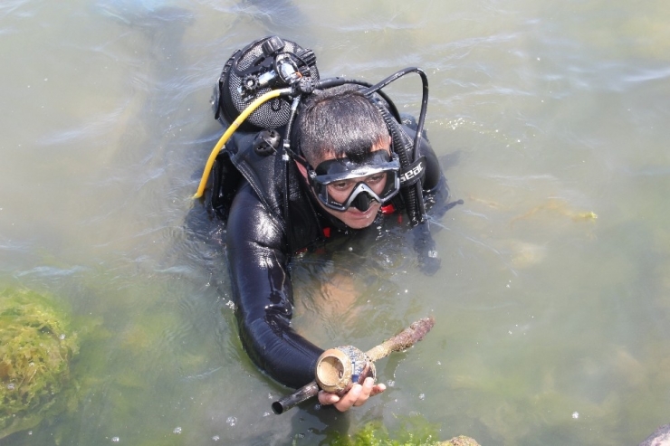 Dalgıçlar Denizde, Öğrenciler Kıyıda Temizlik Yaptı