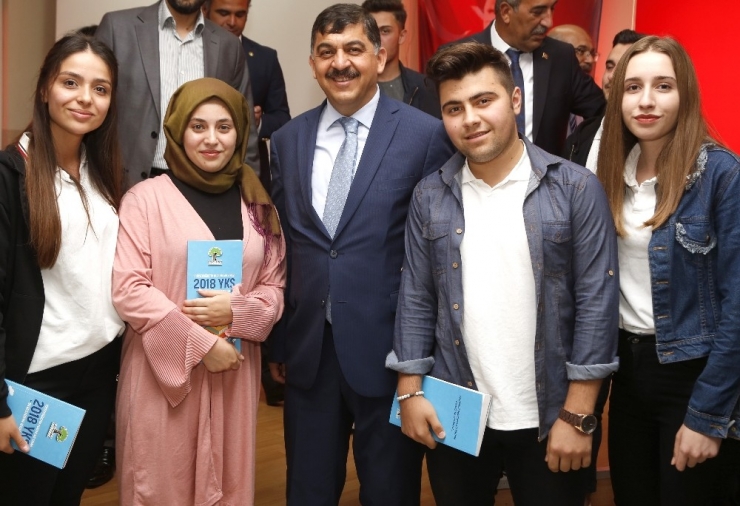 Şehitkamil’den 10 Bin Lise Öğrencisine Yks Bilgilendirme Kitapçığı