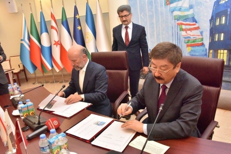 Türksoy‘dan Dr. Suat Günsel’e Madalya