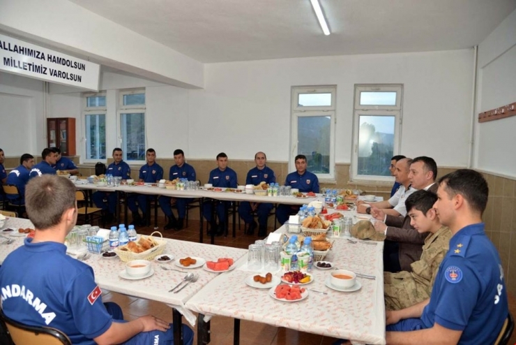 Vali Büyükakın Mehmetçikle Oruç Açtı