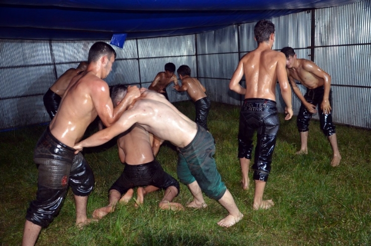 Gündüzleri Oruç, Geceleri Antrenman