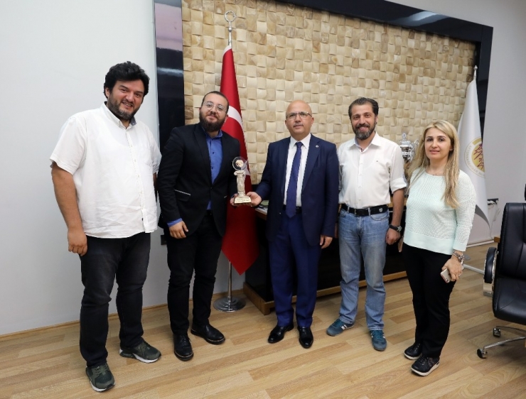 Afyonkarahisar Belediye Şehir Tiyatrosu’ndan Büyük Başarı