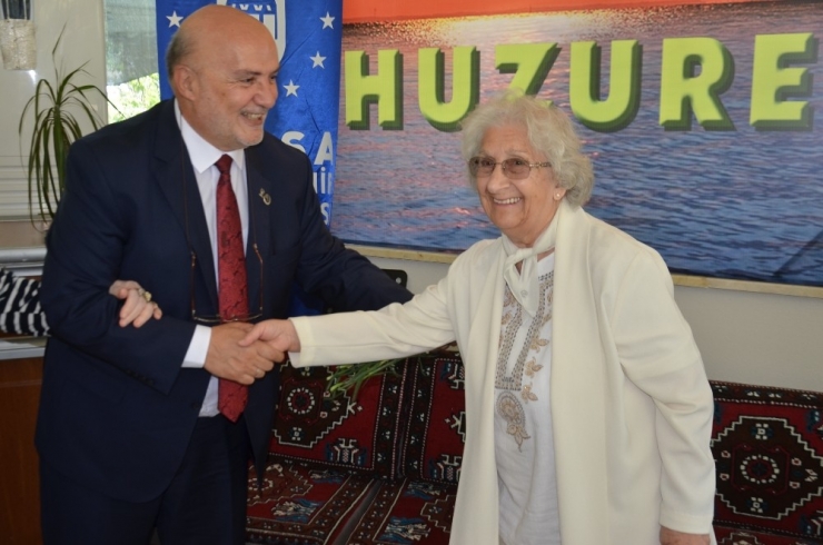 Yelis, Huzurevini Ziyaret Ederek Yaşlılara Gül Dağıttı