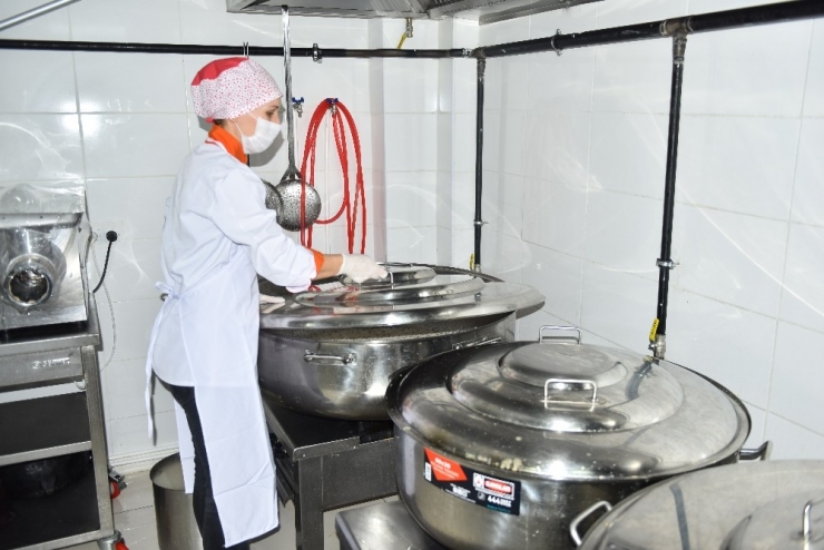 İftarlık Yemekler Evlere Teslim Ediliyor