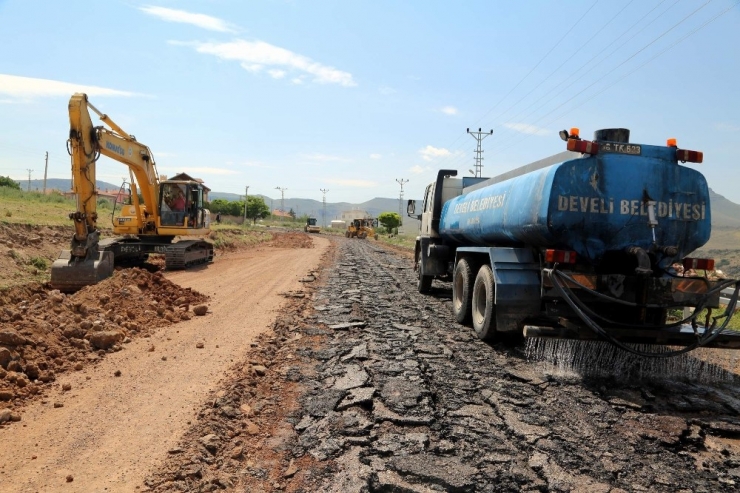 Develi Güney Yukarı Mahallesinde Yol Genişletme Çalışmaları Tamamlanıyor