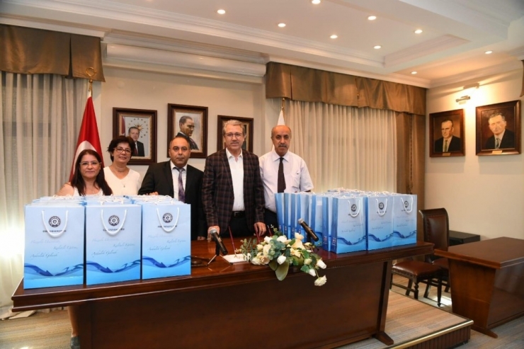 Ege’den, İhtiyaç Sahibi Öğrencilere Bayramlık