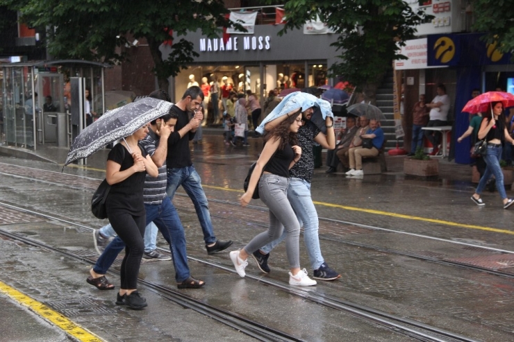 Eskişehir’de Kısa Süreli Sağanak Yağış Etkili Oldu