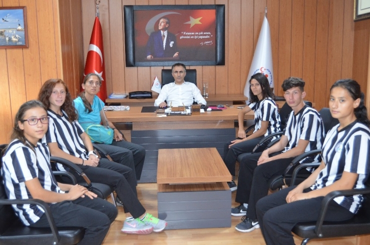 Başarılı Sporcular Müdür Arıcıoğlu’nu Ziyaret Etti