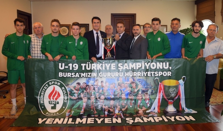 Dündar, Şampiyon Hürriyetspor’u Ağırladı