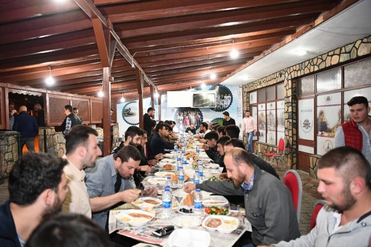 Başkan Üzülmez, Sahurda Gençlerle Bir Araya Geldi