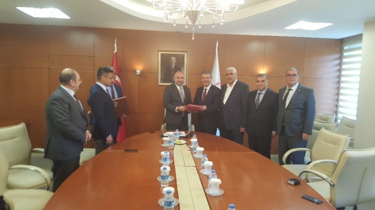 Turhal Şeker Fabrikasının Kayseri Şeker’e Teslimi Özelleştirme İdaresinde Yapıldı