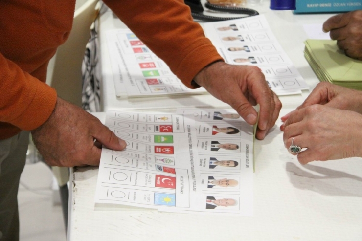 Antalya Havalimanında Oy Verme İşlemi