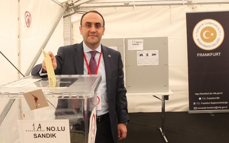 Frankfurt’ta Oy Verme İşlemi Başladı