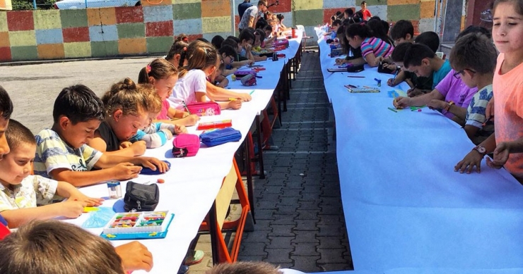 50 Metre Uzunluğundaki Kağıda Resim Çizdiler