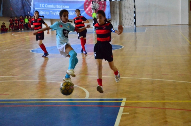 Adana’da Okullararası Küçük Kızlar Ve Erkekler Futsal Müsabakaları Tamamlandı