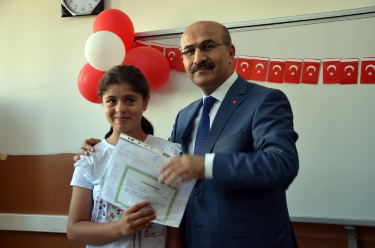 Vali Demirtaş Öğrencilere Karne Dağıttı