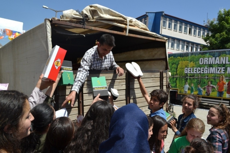 Şuhut’ta Takdir Alan Öğrencilere Ayakkabı Hediyesi