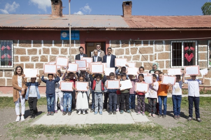 Ahlat’ta 10 Bin 150 Öğrenci Karne Aldı