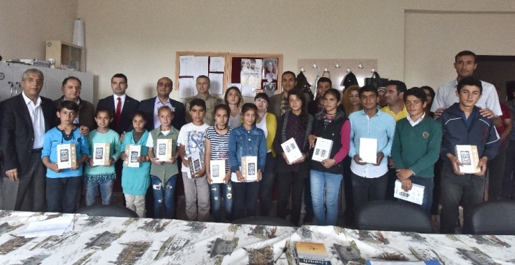 Ahlat Kaymakamlığından Çalışkan Öğrencilere Tablet