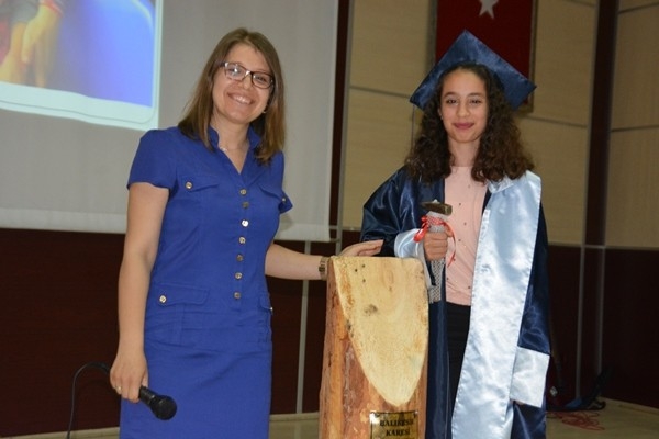 Karesi Ortaokulunda Mezuniyet Coşkusu