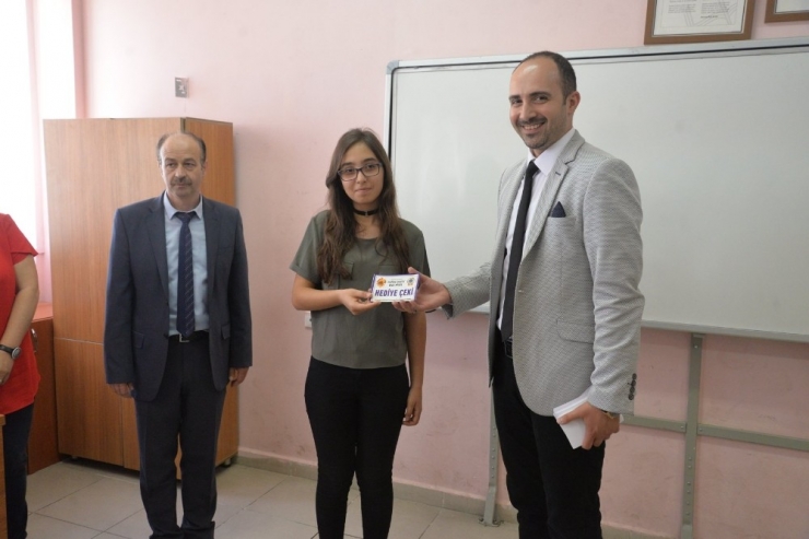 Başkan Can’dan İlkokul Ve Ortaokul Mezunlarına Karne Hediyesi