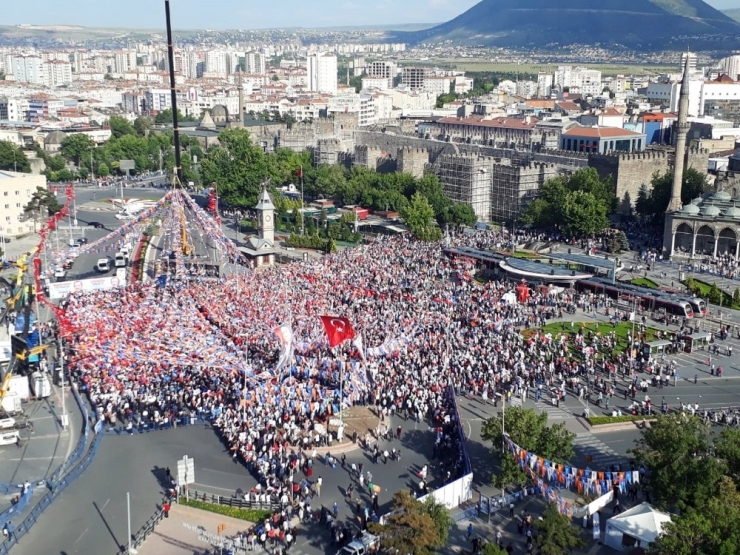 Cumhurbaşkanı Erdoğan: "Biz Bu Meydana Kimsenin Gölgesi Olarak Çıkmıyoruz"