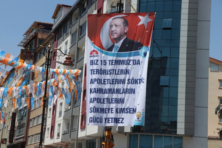 Cumhurbaşkanı Erdoğan’a ’Apolet Pankartlı’ Karşılama