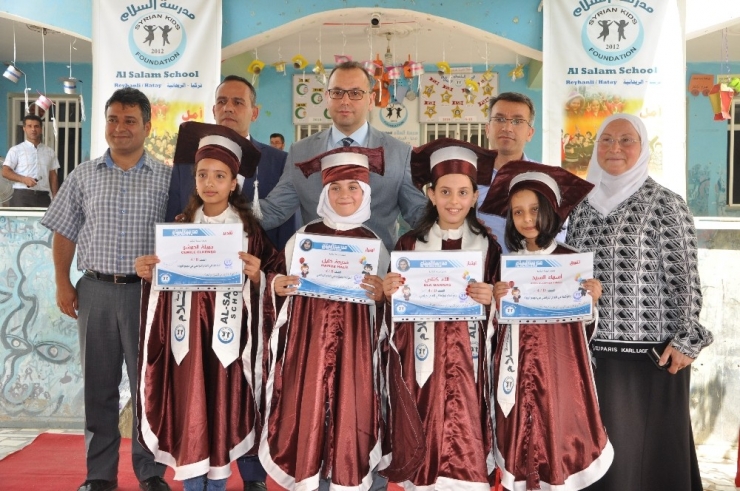 Suriyeli Öğrencilerin Karne Heyecanı