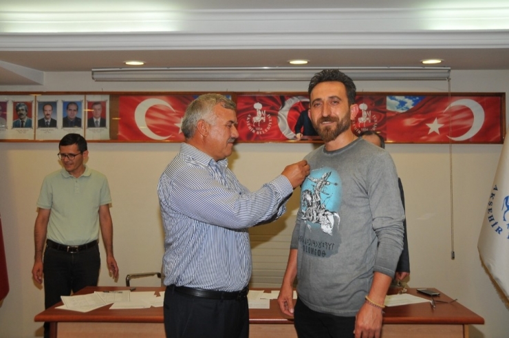 Akşehir Belediyesinden Dünya Şampiyonu Bacılı’ya Ödül