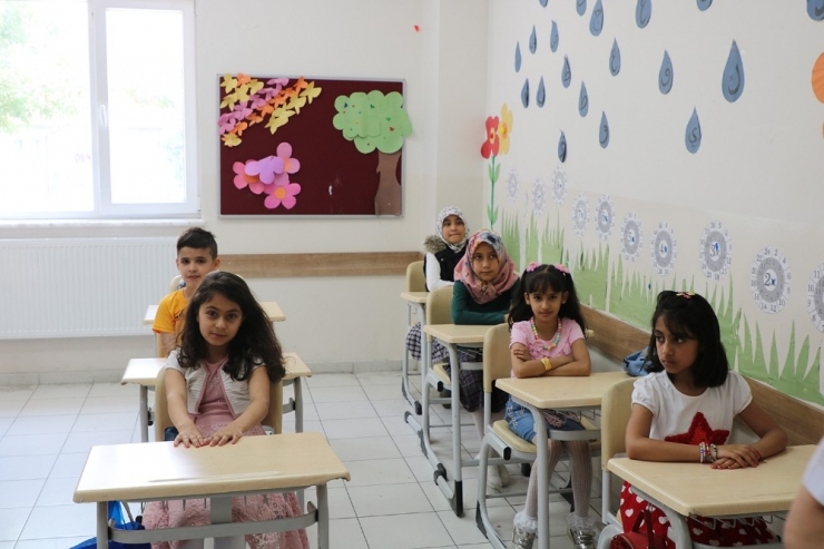 Sığınmacı Minikler Karne Heyecanı Yaşadı