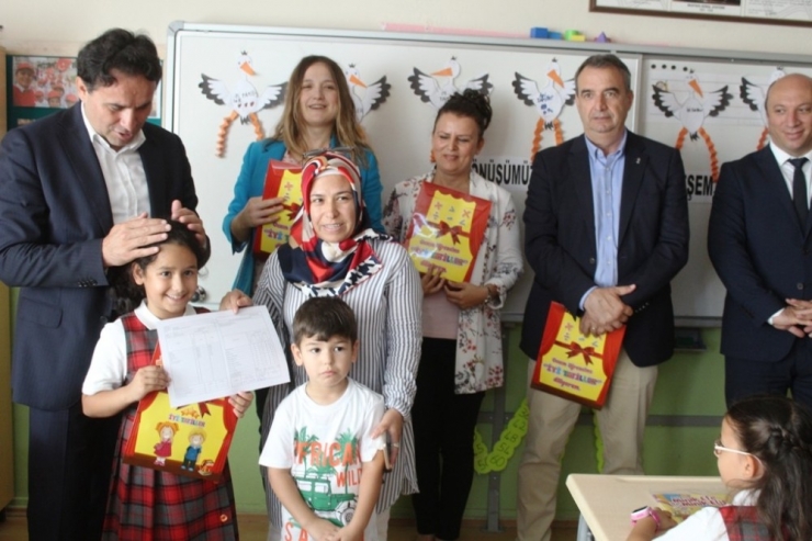 Ayvalık’ta Öğrencilerin Karne Heyecanı