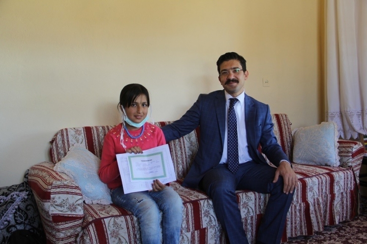 Karnesini Evinde Kaymakamın Elinden Aldı