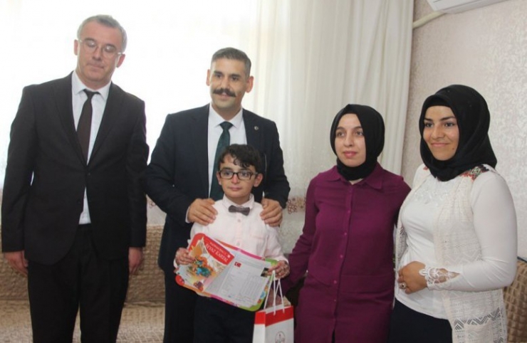 Kelebek Hastası Öğrenci Karnesini Evde Aldı