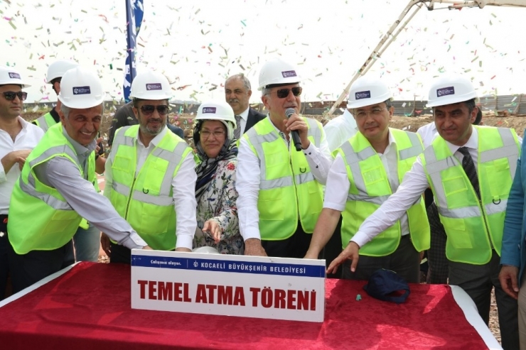 Dilovası Yarı Olimpik Yüzme Havuzu Temeli Atıldı