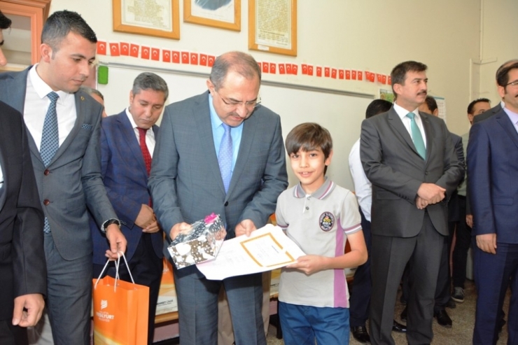 Vali Kaban, Öğrencilerin Karne Heyecanına Ortak Oldu