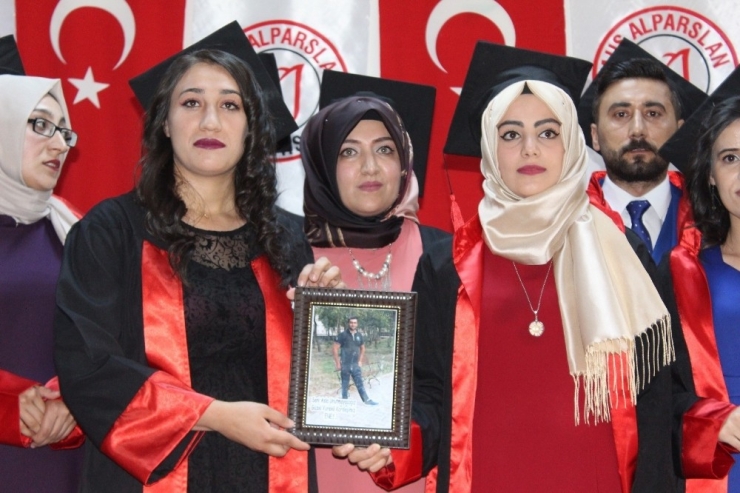 Vefat Eden Bölüm Arkadaşlarını Mezuniyet Töreninde Andılar